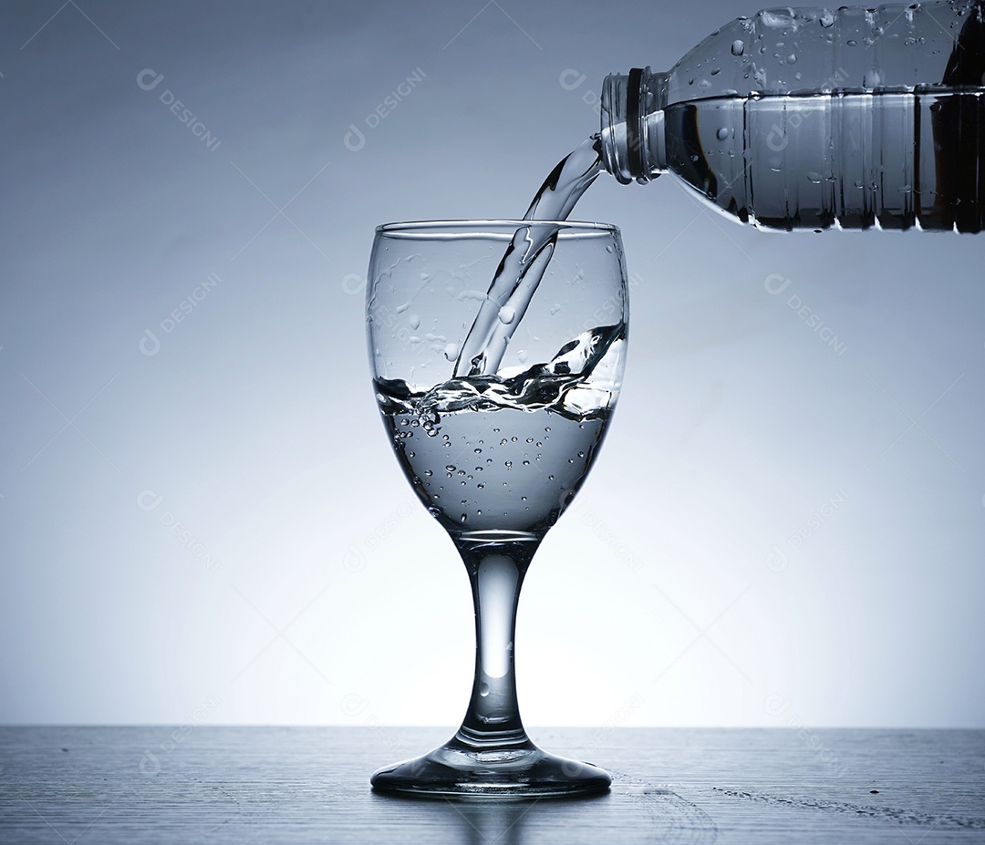 Enchendo taça de água.