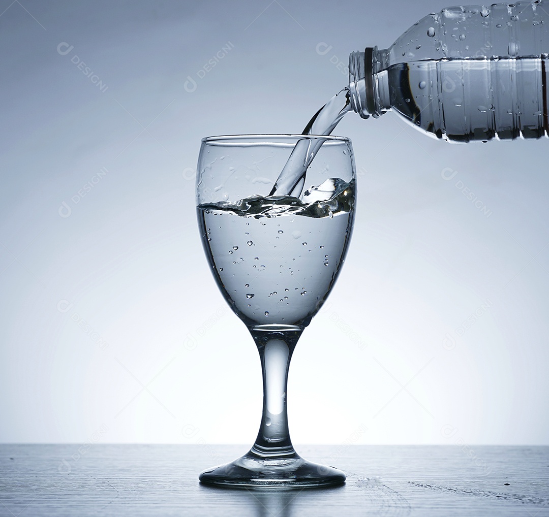 Taça com enchendo de água.