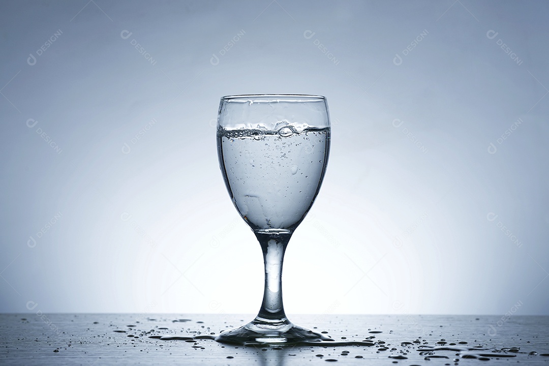 Taça cheia de água.