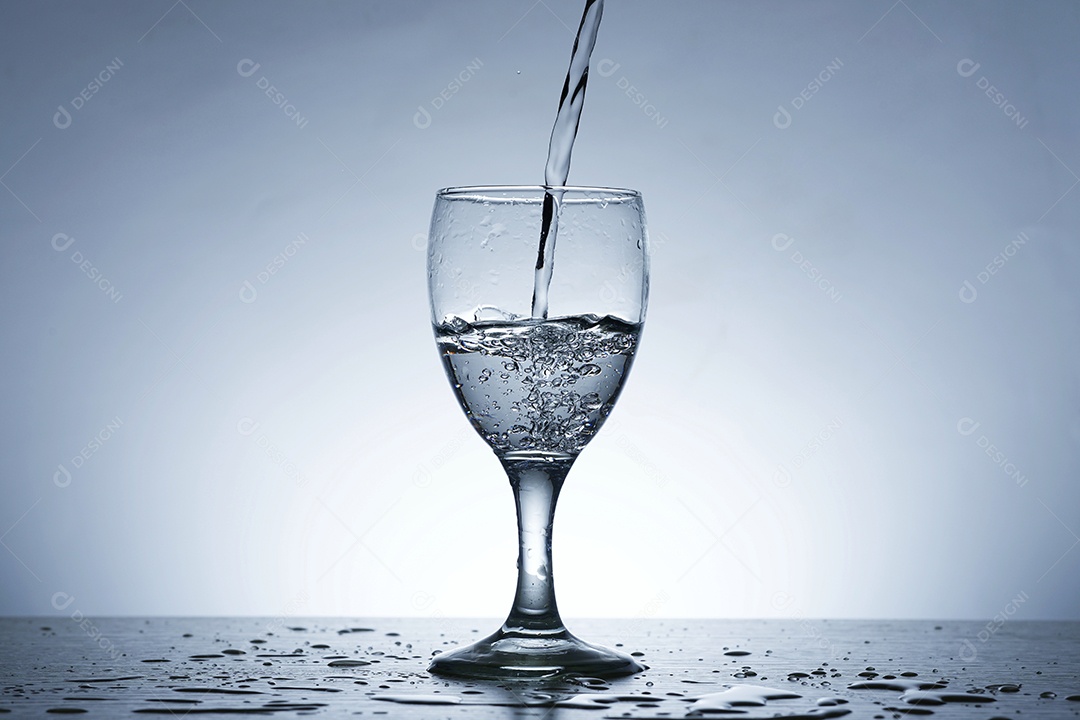 Enchendo copo com água.