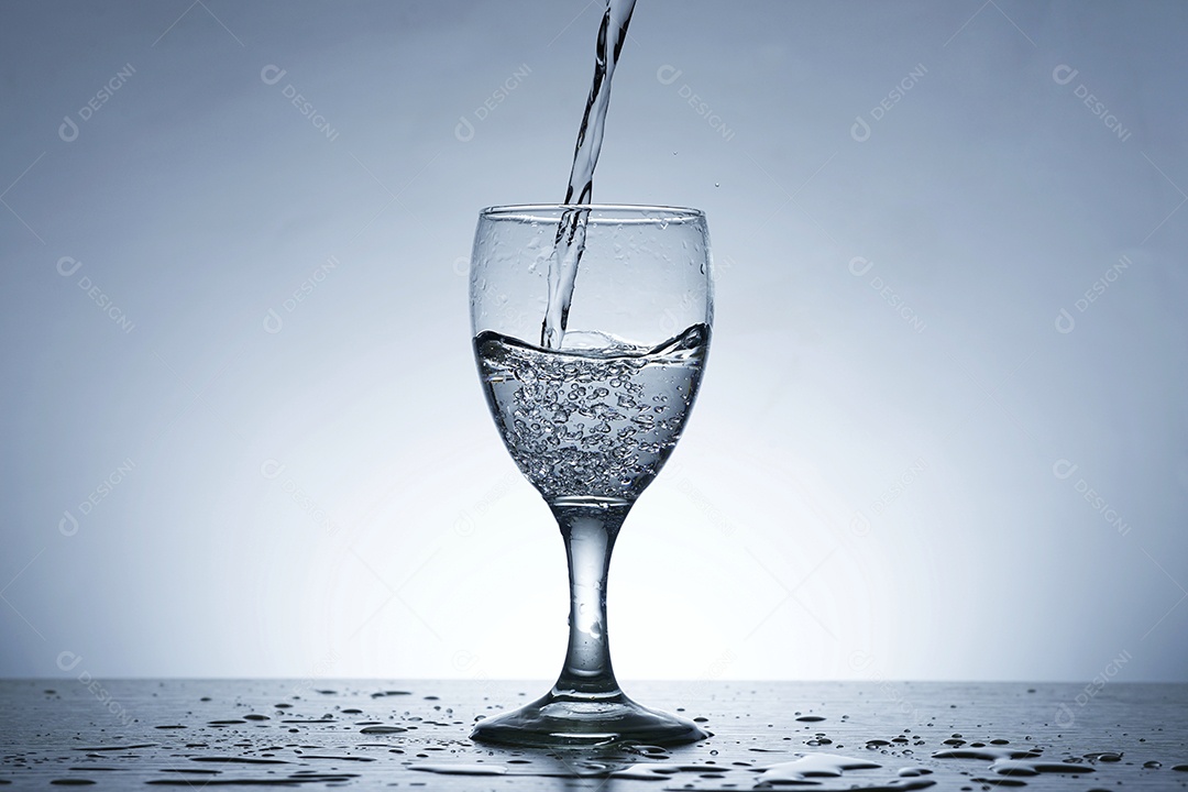 Taça enchendo de água.