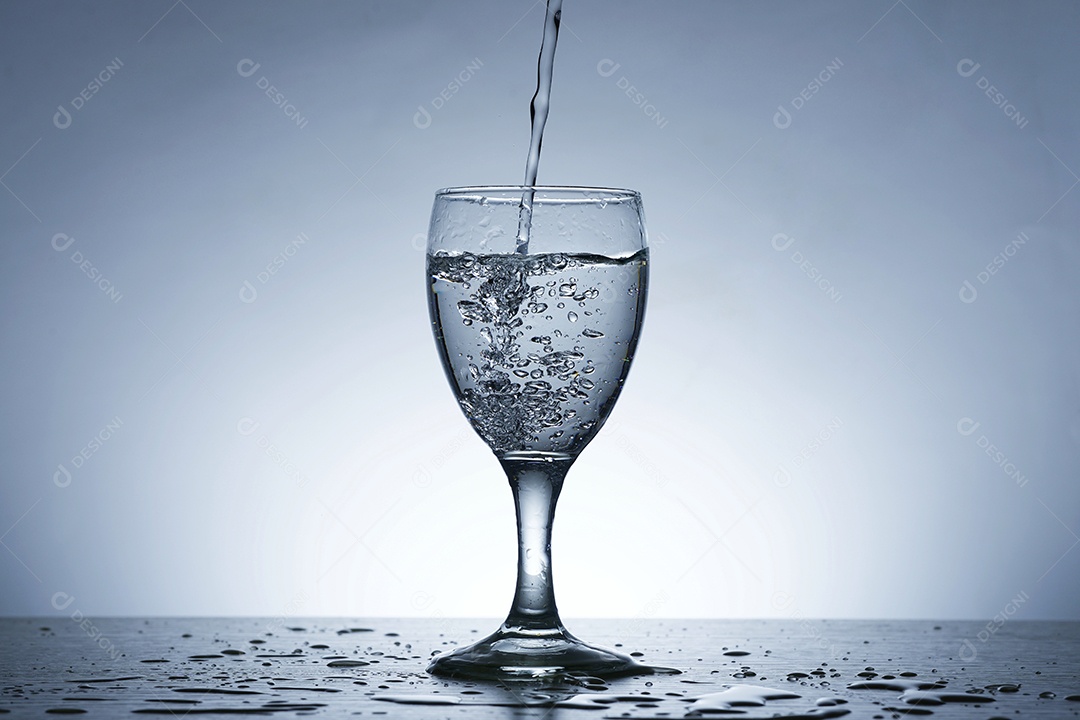 Taça enchendo água.