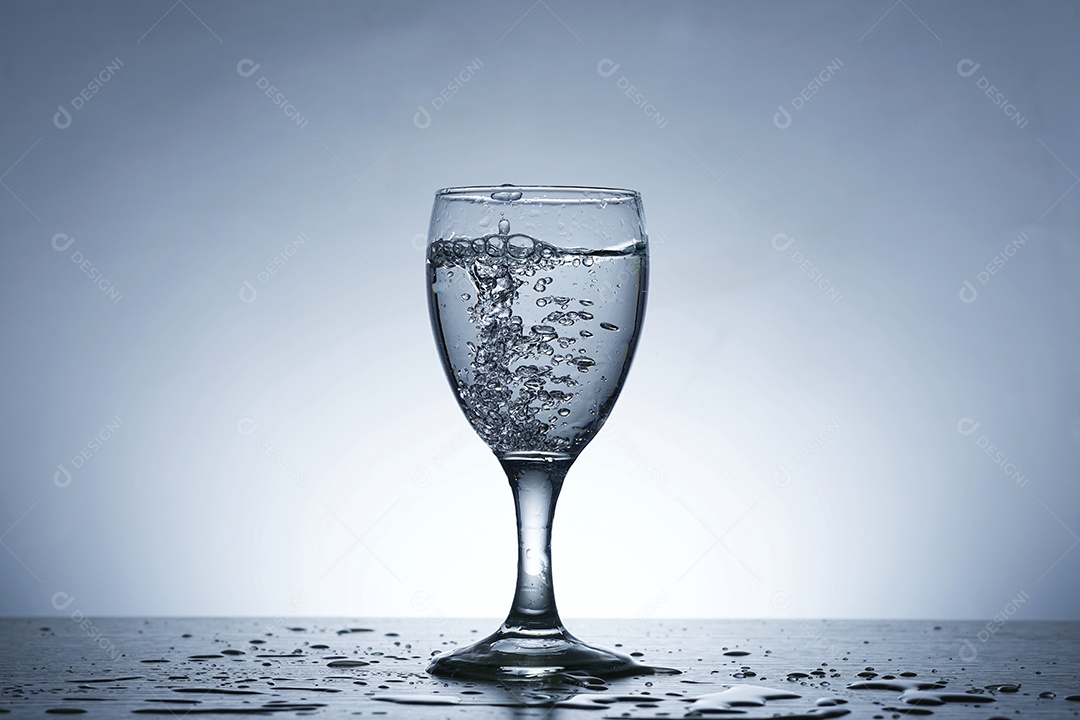 Taça cheia de água.