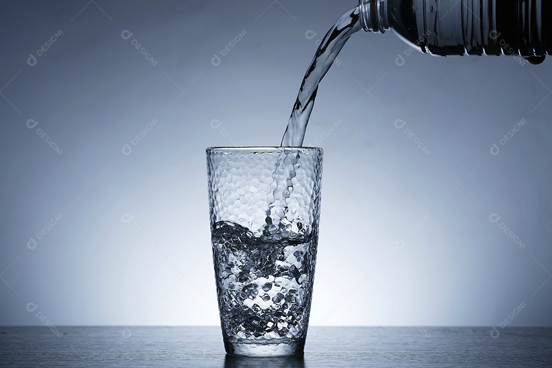 Copo de água cheio.