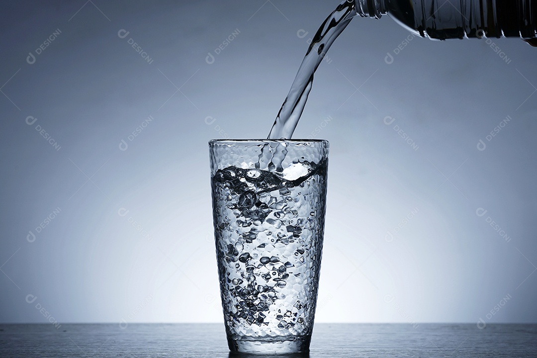 Copo de vidro cheio com água.