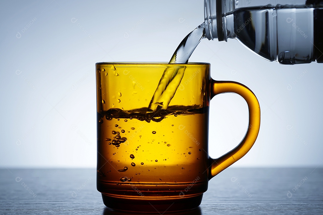 Água dentro de uma xícara grande.