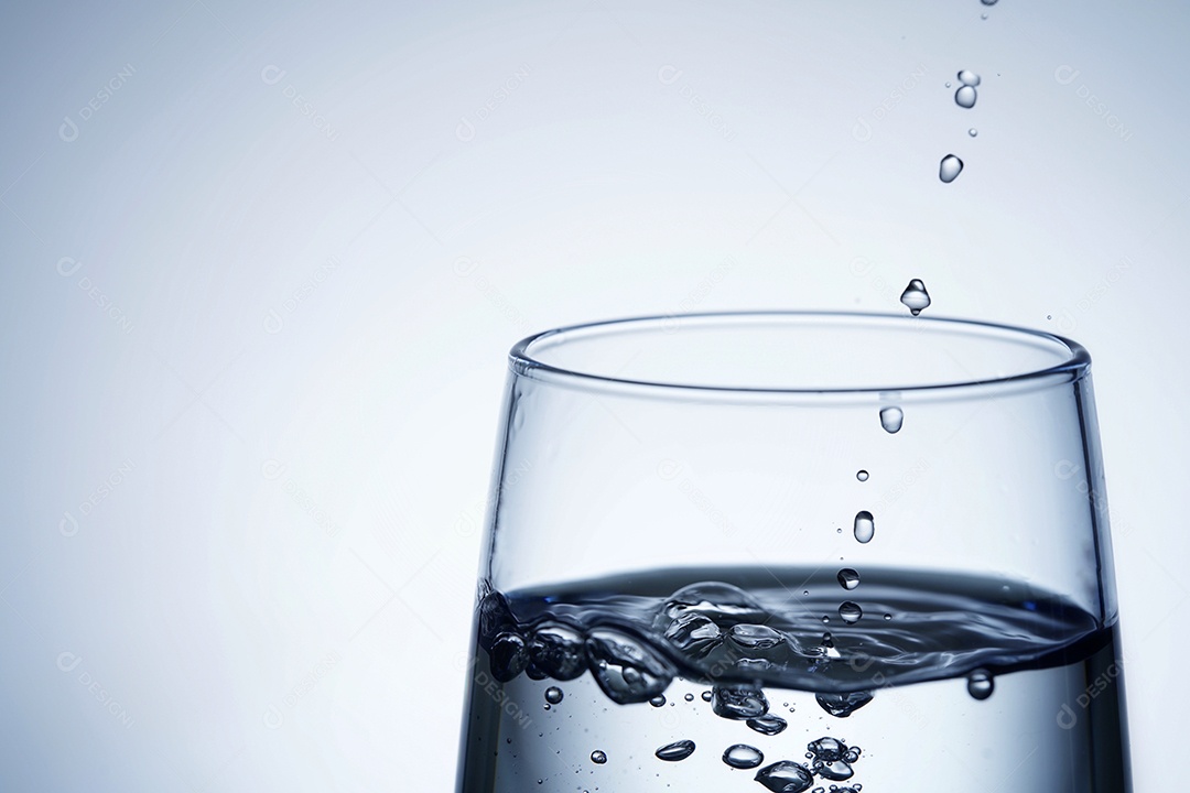 Copo com água bem cheio.