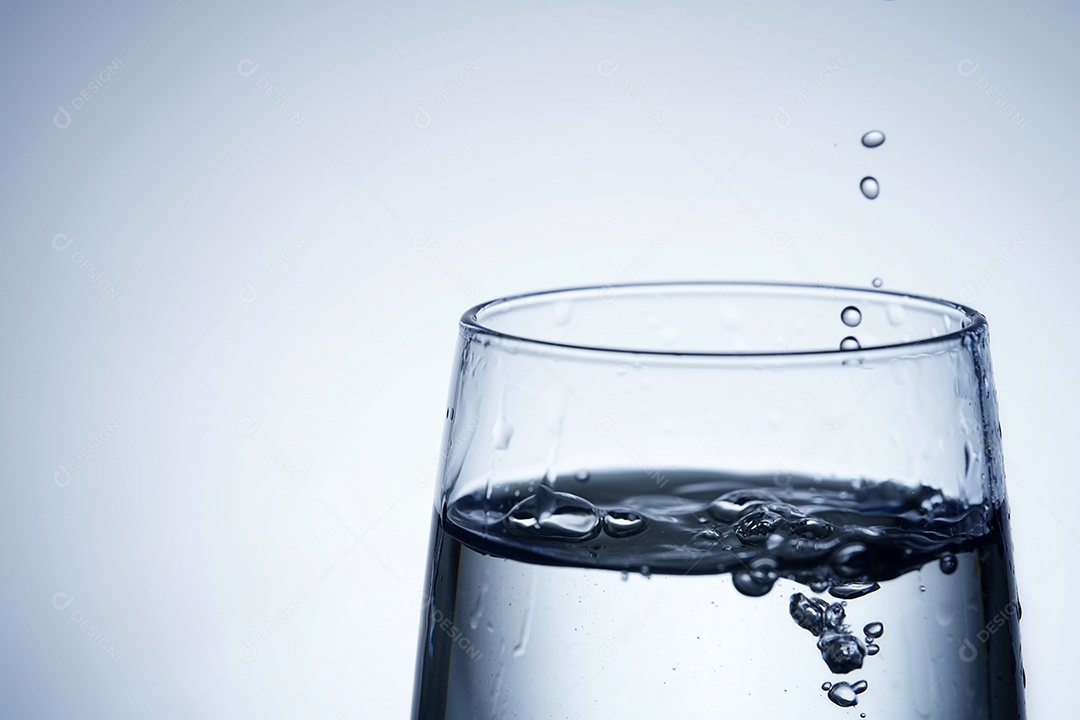 Água dentro de um copo grande.
