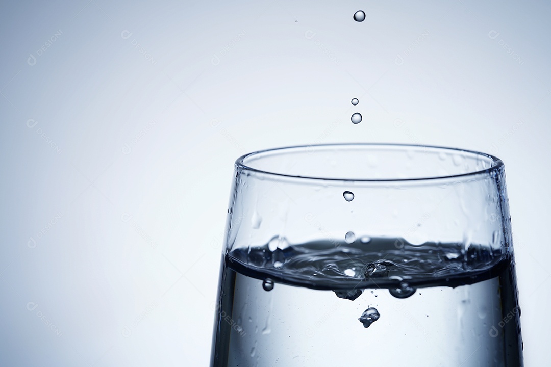 Água dentro de um copo grande.