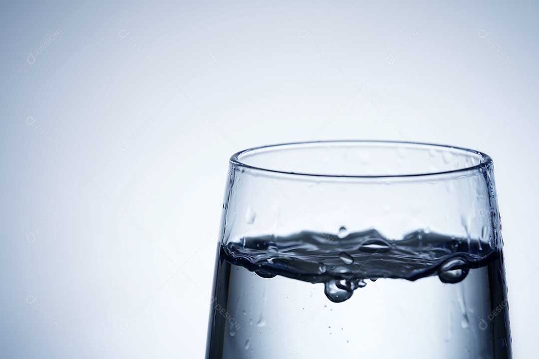 Água dentro de um copo grande.