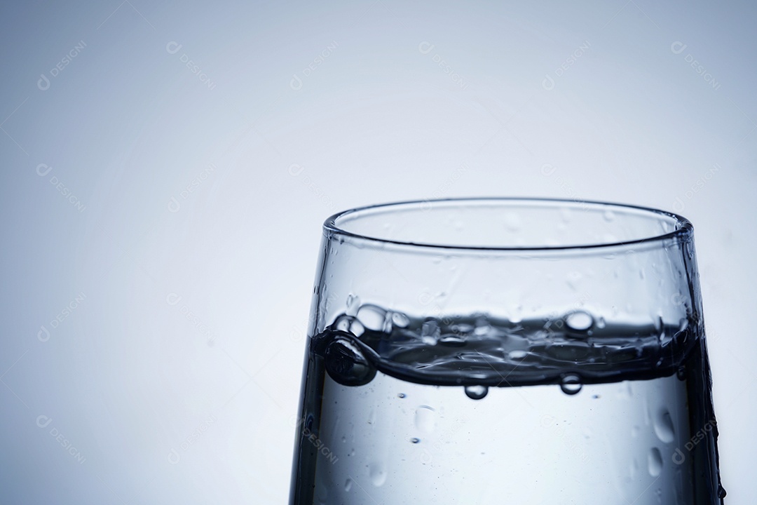 Copo com água derramando.
