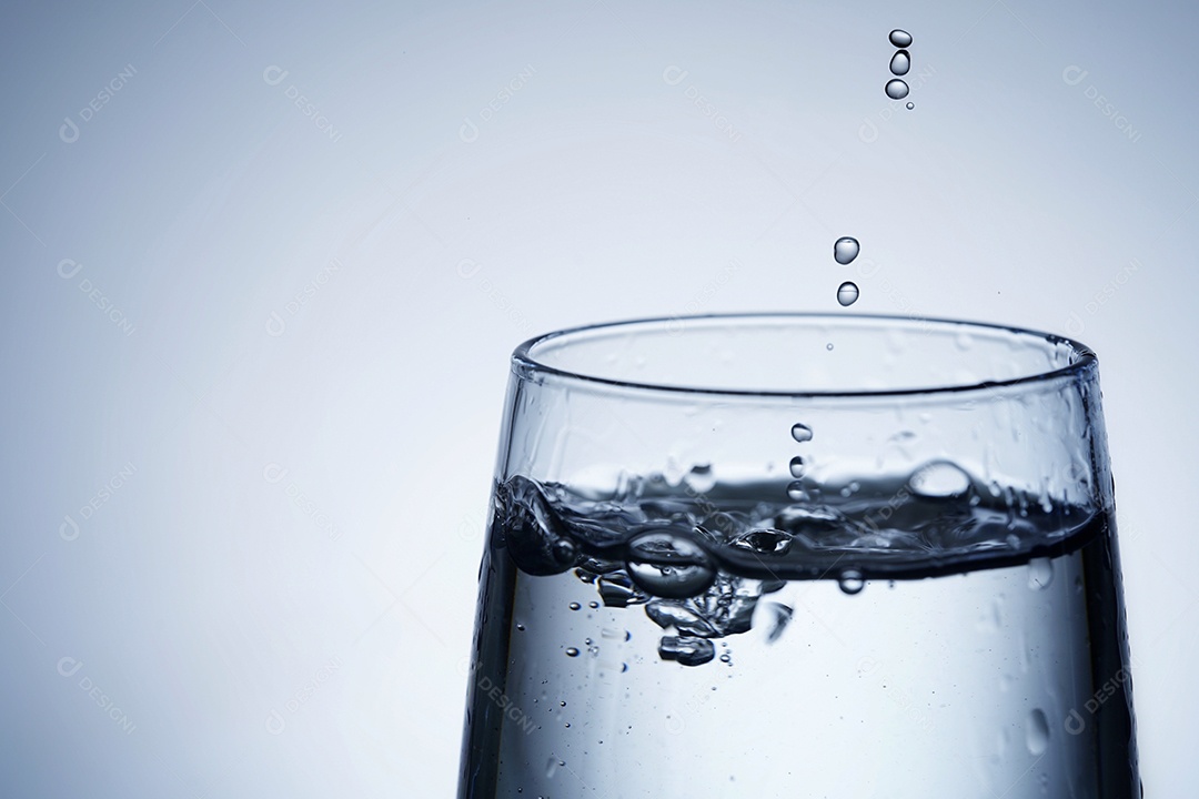 Copo de vidro cheio com água.