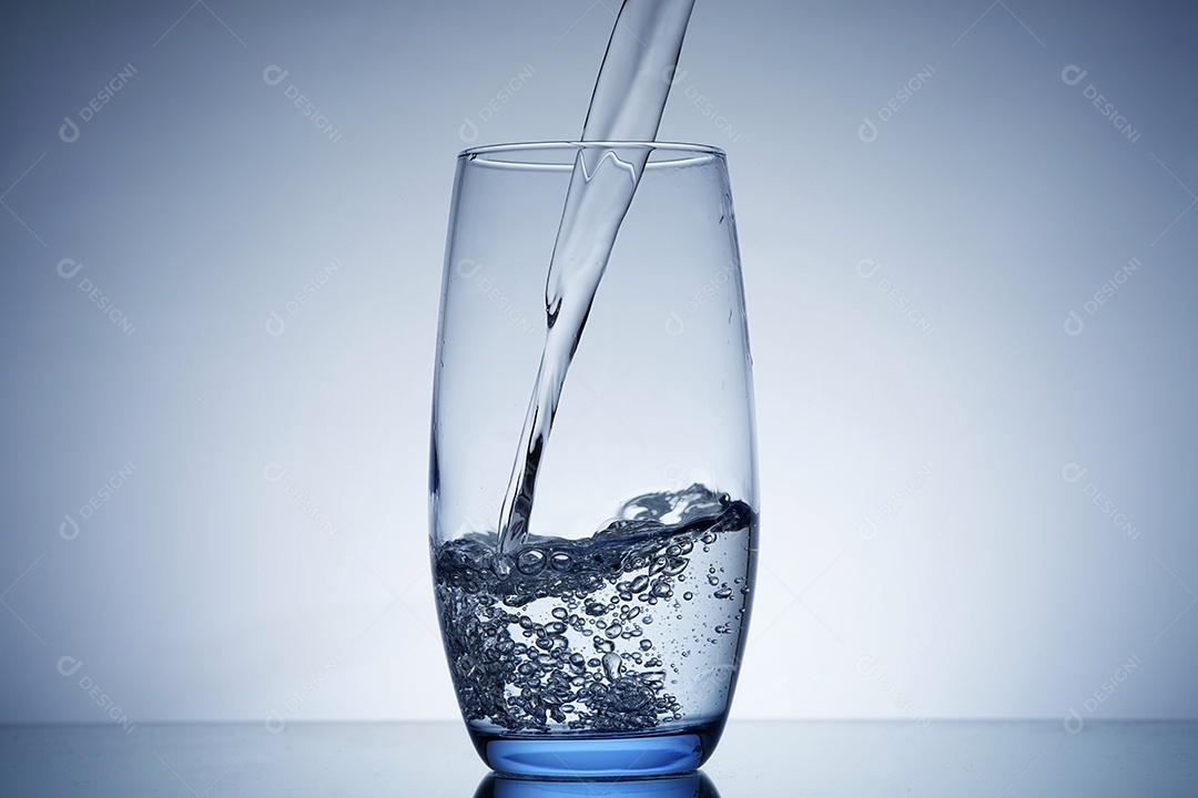 Copo cheio de água grande.