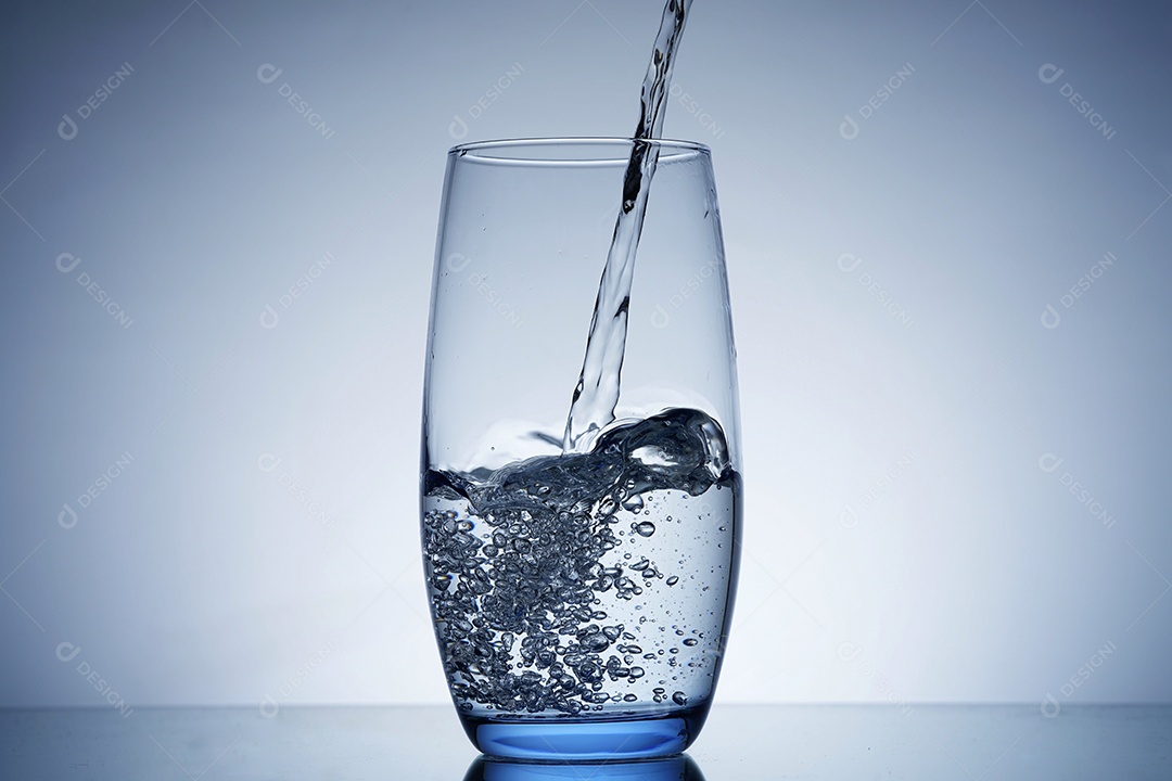Copo grande cheio de água.