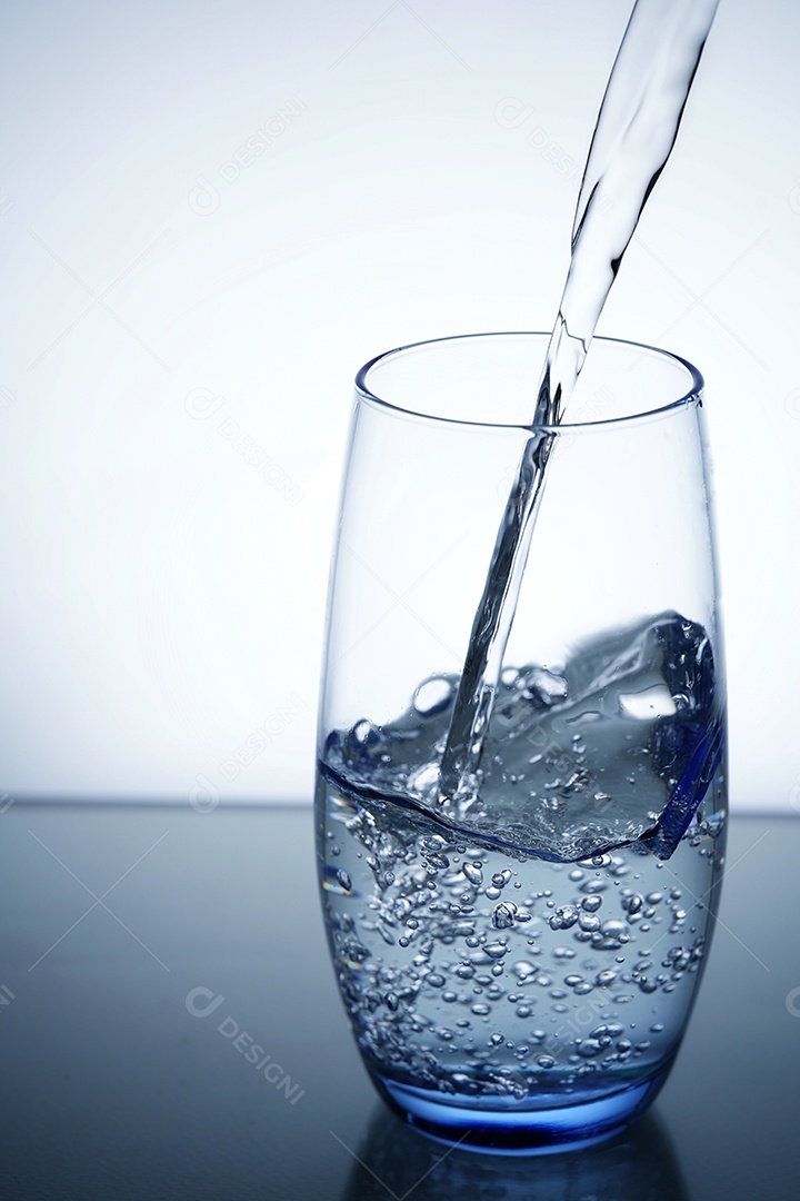 Copo grande com água.