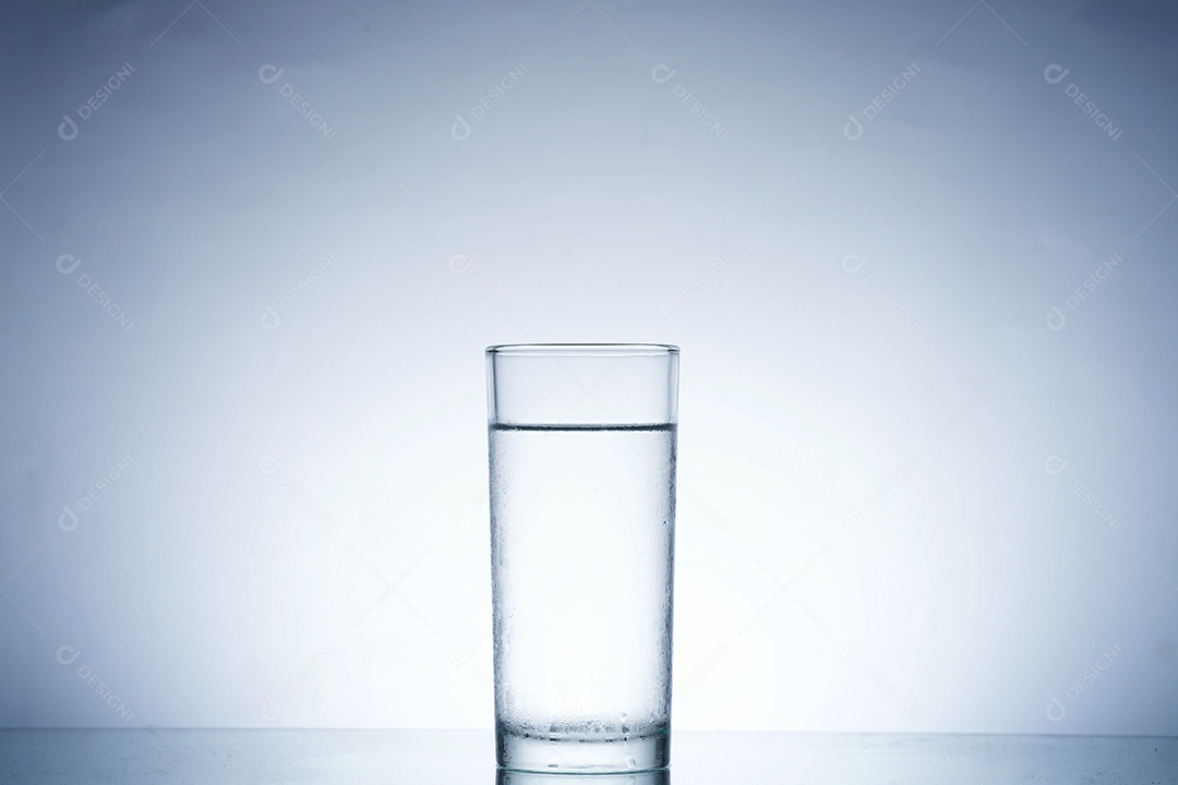 Copo grande com água.