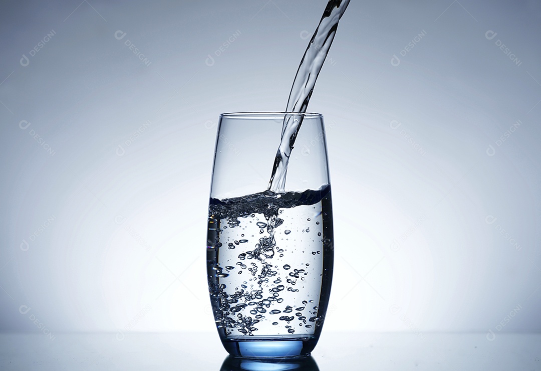 Copo de vidro cheio com água.