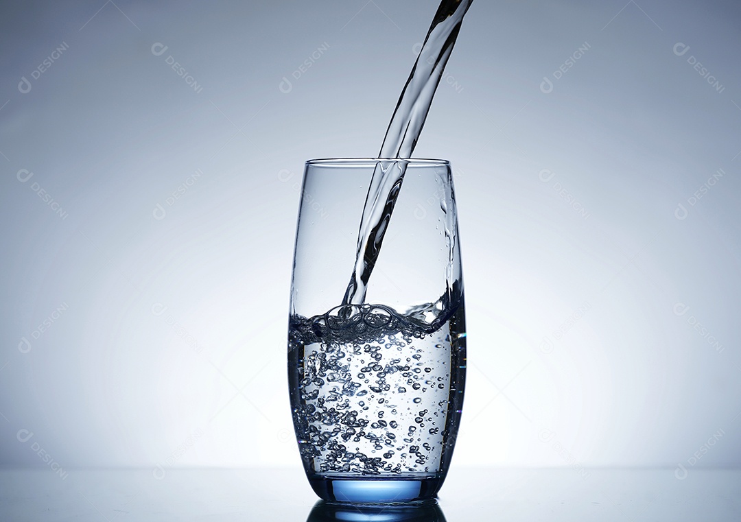 Copo cheio de água.