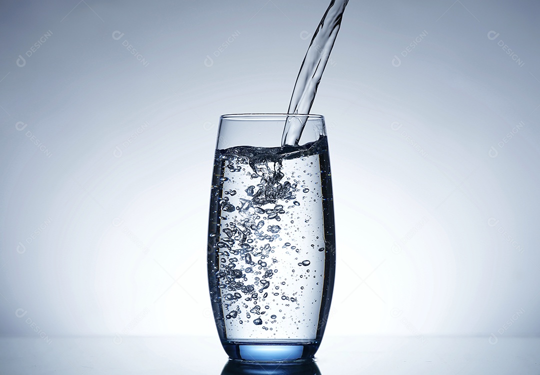 Copo de vidro cheio com água.