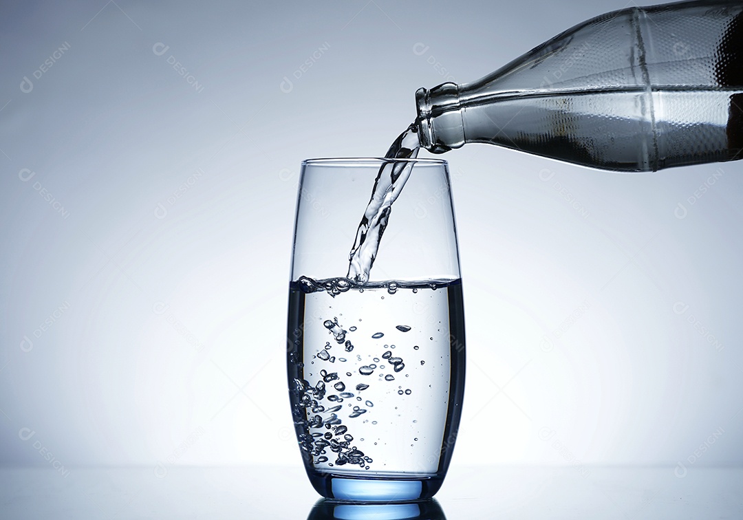 Copo cheio de água.