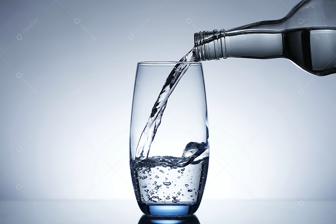 Uma pessoa colocando água no copo.