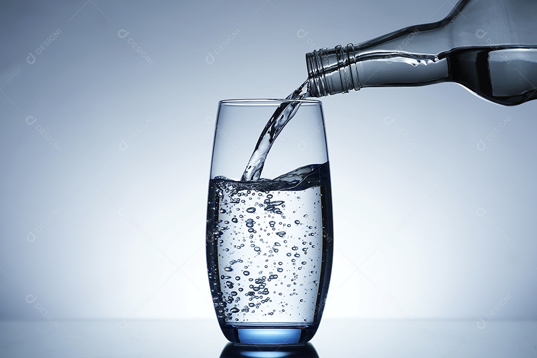 Água sendo colocada dentro do copo.