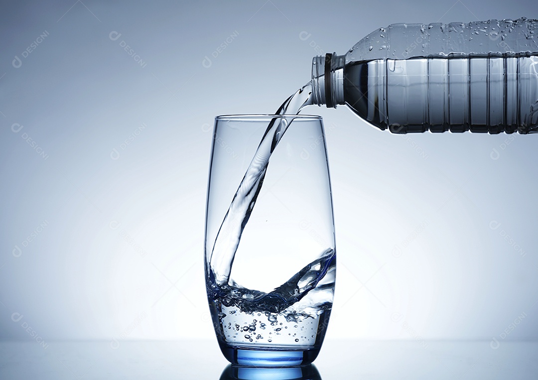 Pessoa colocando água dentro de um copo.