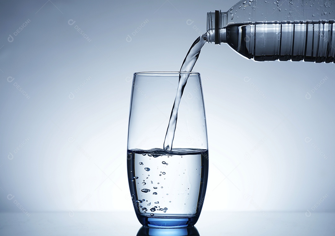 Uma pessoa colocando água no copo.