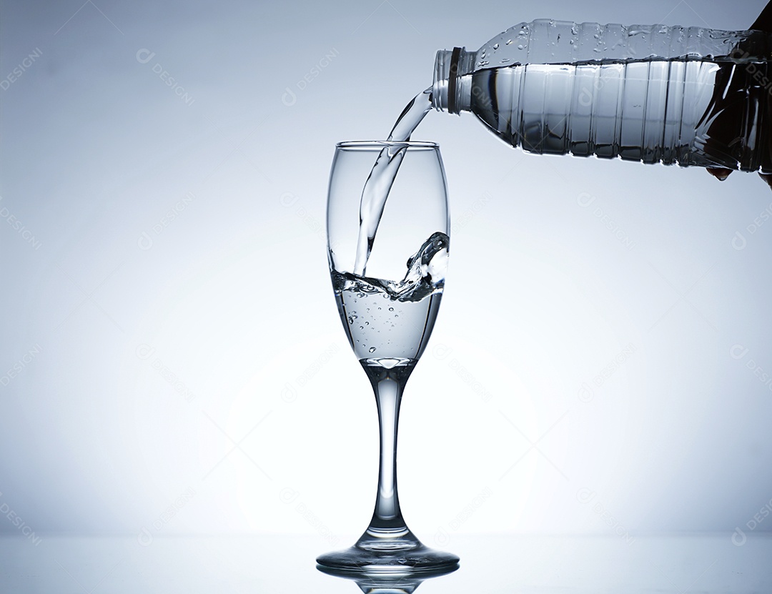 Taça sendo cheia de água.