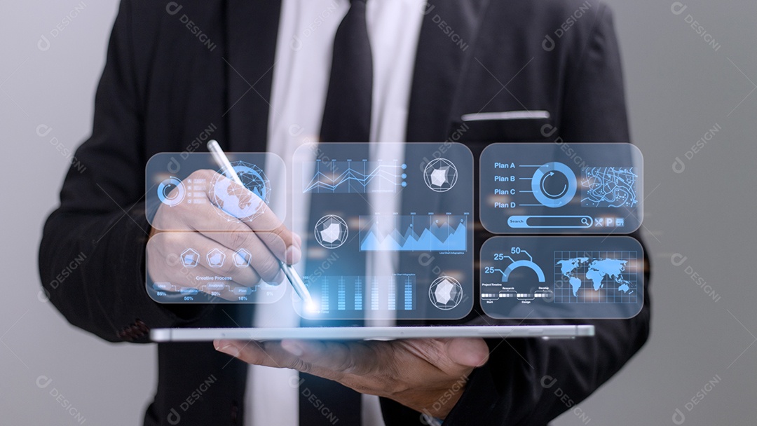 Conselheiro usando o painel de controle de desempenho na tela virtual.