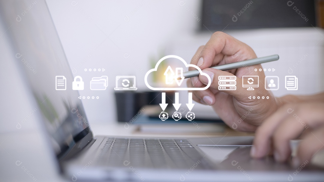 Homem de negócios, mostrando o conceito de computação em nuvem.