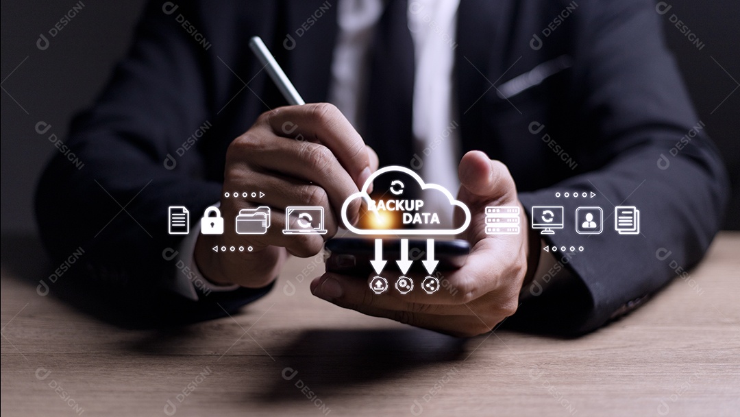 Empresário usando um computador para fazer backup de dados de armazenamento Internet tecnologia