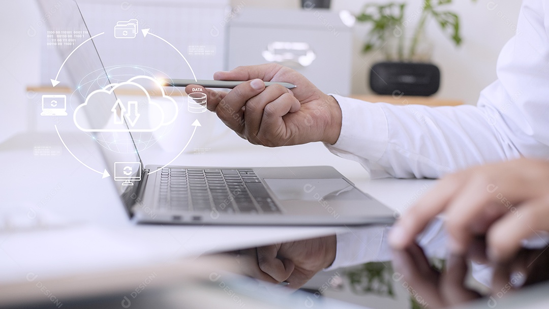 Conceito de tecnologia de serviço em nuvem com ícones de armazenamento de dados digitais.