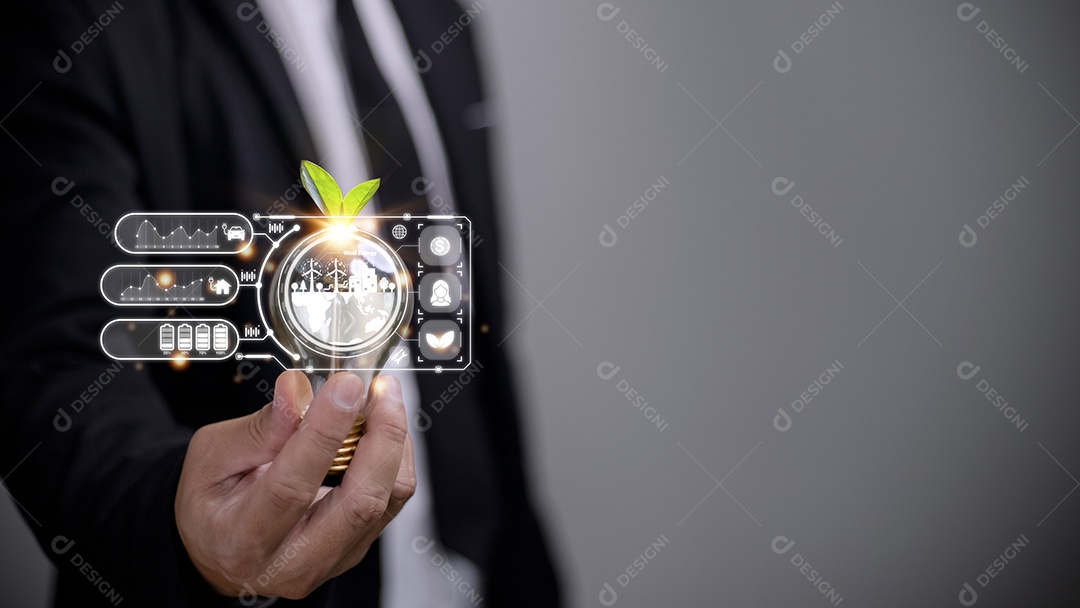 Mão de empresária segurando lâmpada com ícone esg na tela virtual, conceito de governança corporativa