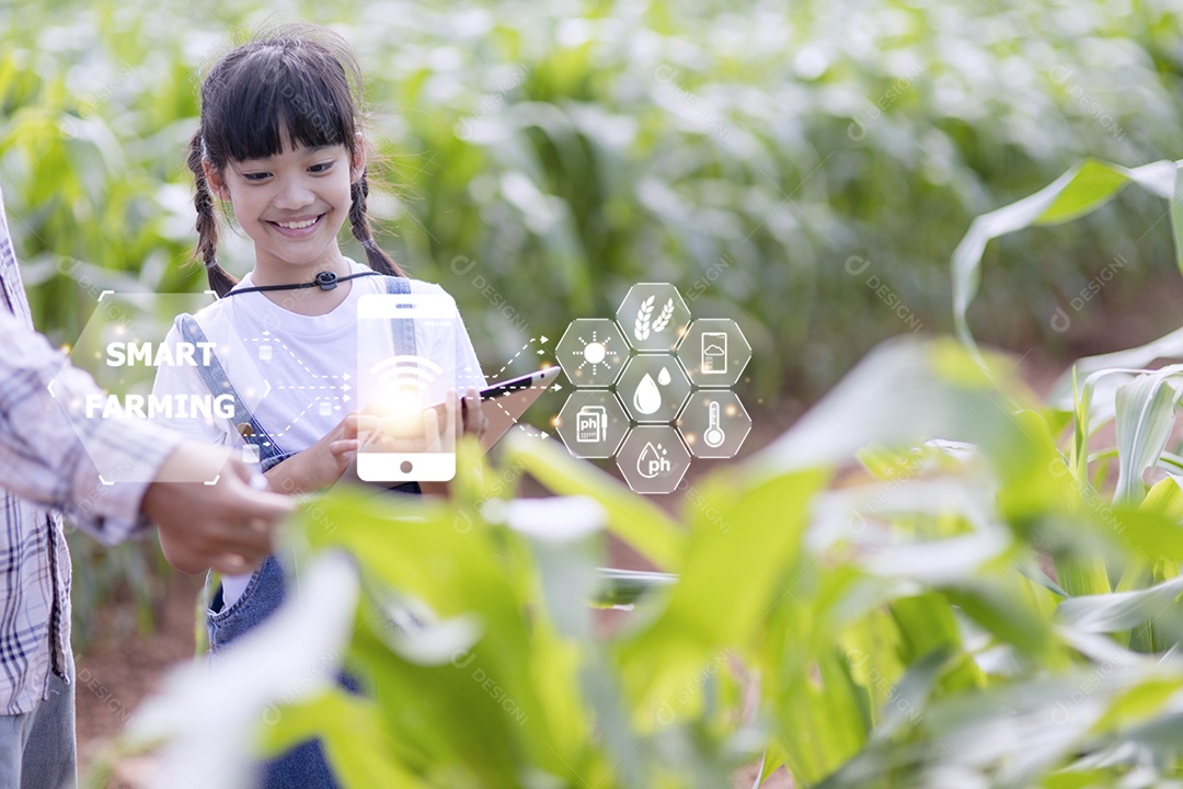 A menina usando um tablet para analisar o crescimento das plantas