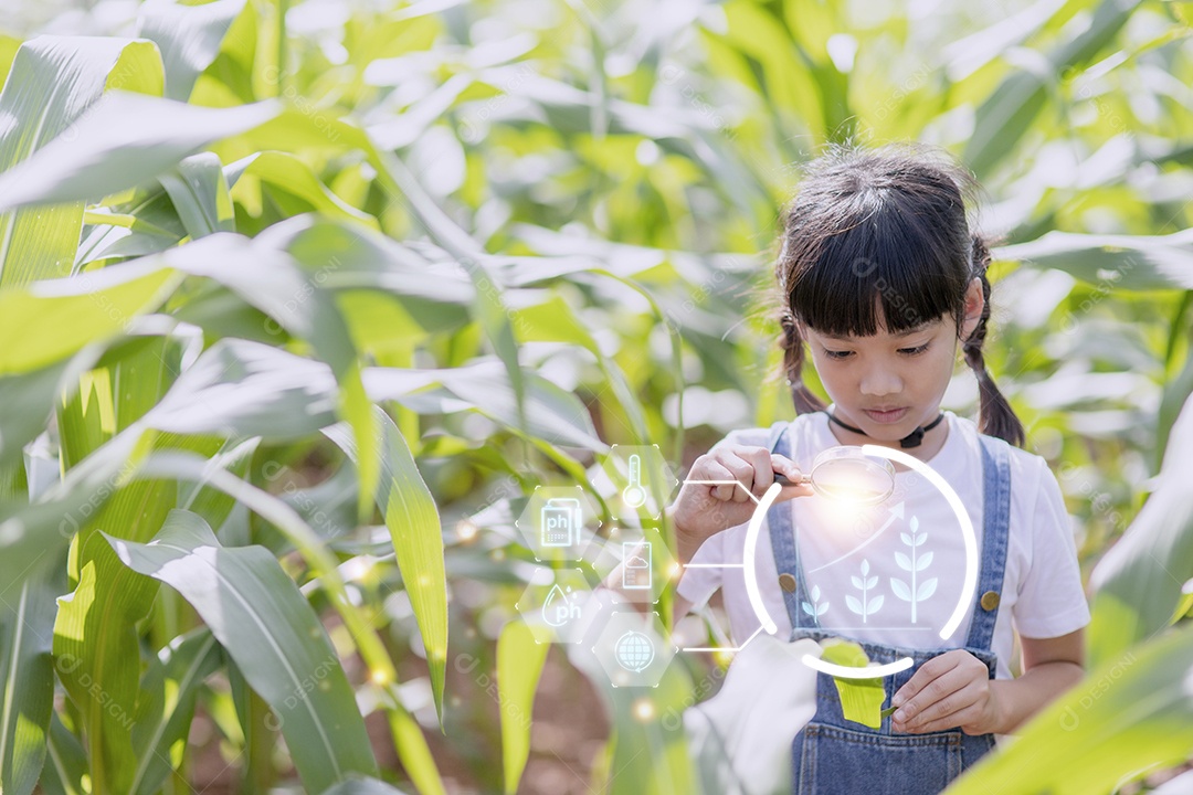 A menina usando um tablet para analisar o crescimento das plantas