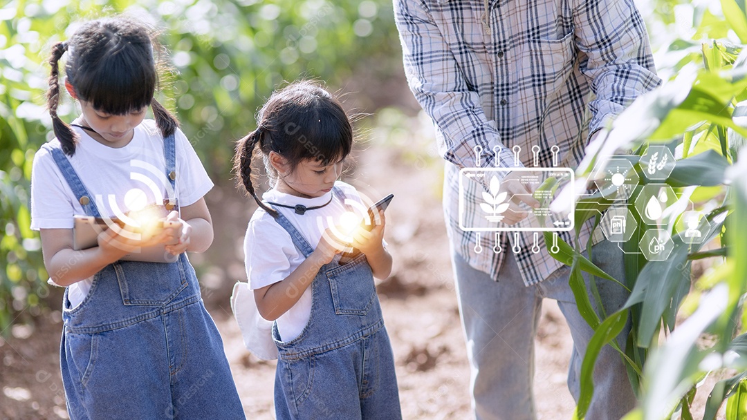 A menina usando um tablet para analisar o crescimento das plantas