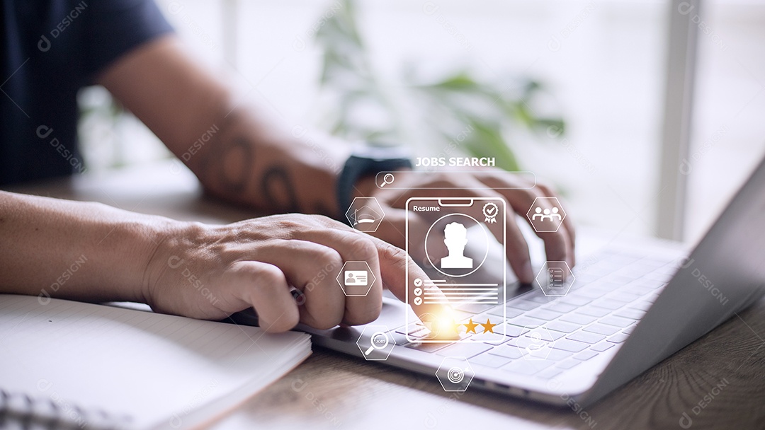 Humano usando um laptop de computador para procurar emprego e preencher