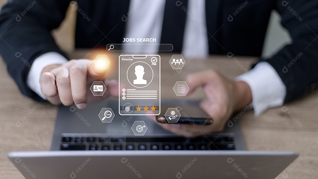 Humano usando um laptop de computador para procurar emprego e preencher