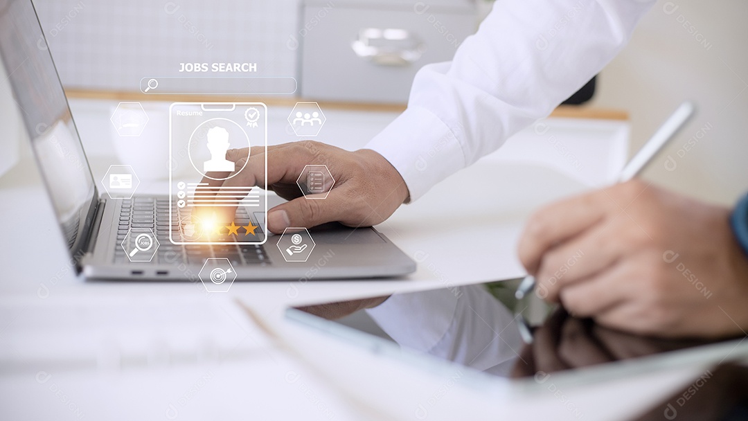 Humano usando um laptop de computador para procurar emprego e preencher