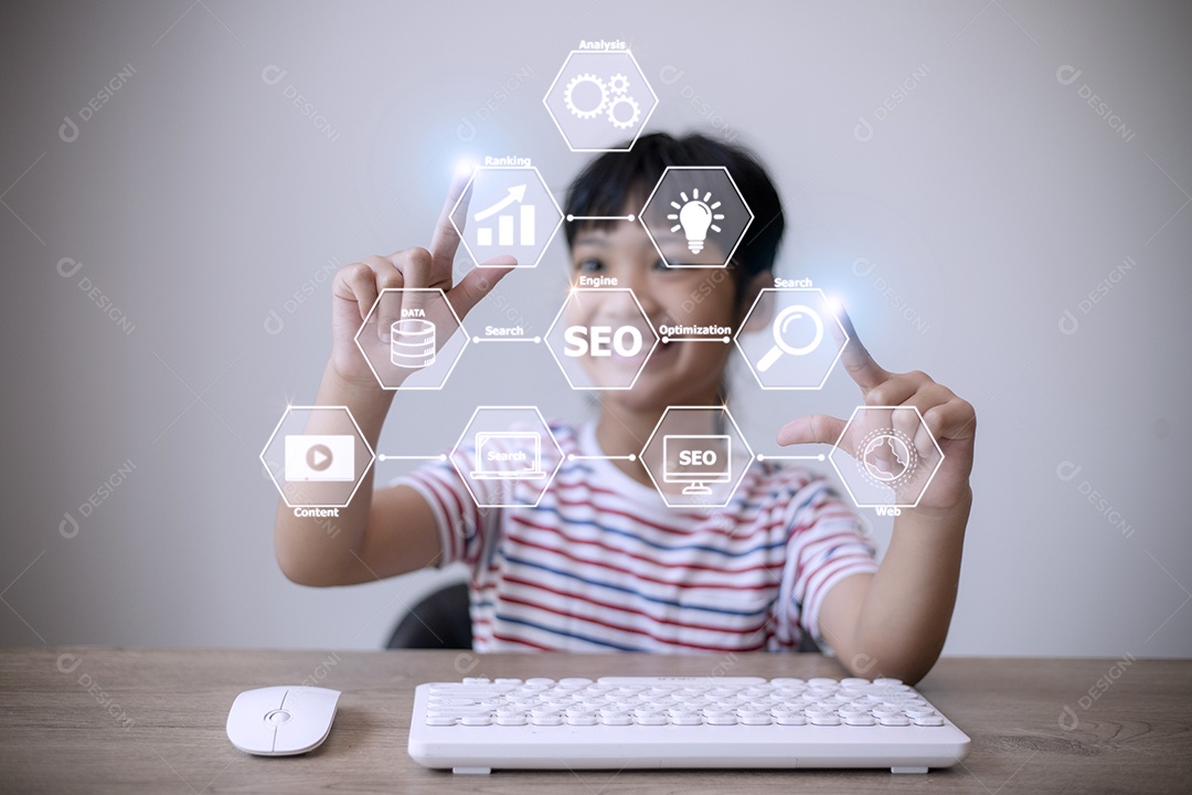 SEO. Motor de Otimização de Busca. Marketing online digital e conceito de tecnologia Inetrmet.