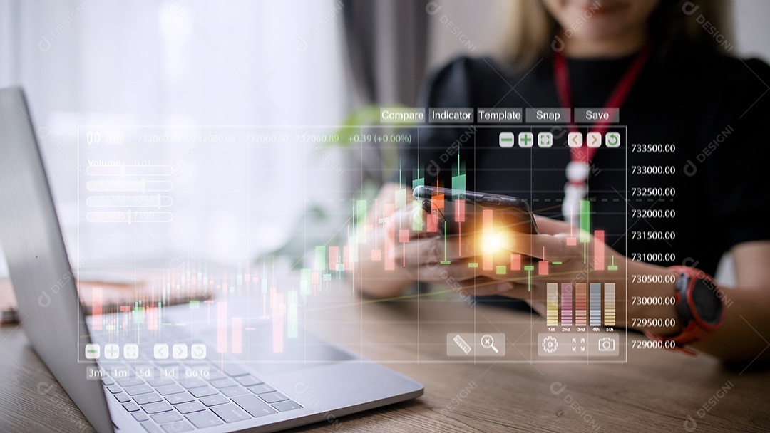 Feche a empresária coletando informações de dados convertendo