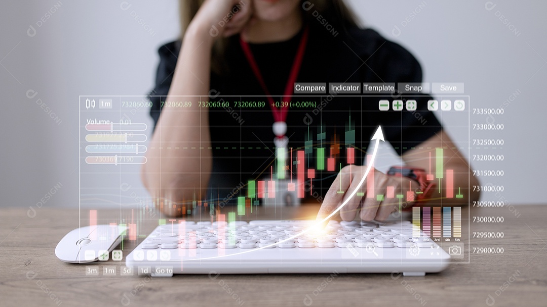 Feche a empresária coletando informações de dados convertendo