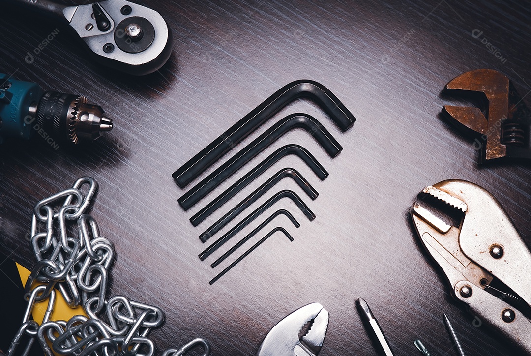 Ferramentas hexagonais em forma de L colocadas no meio da mesa de madeira