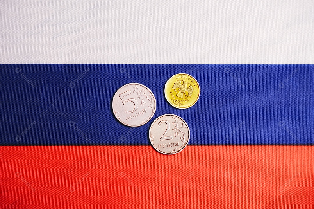 Moedas de ouro e metal do rublo russo na bandeira da rússia
