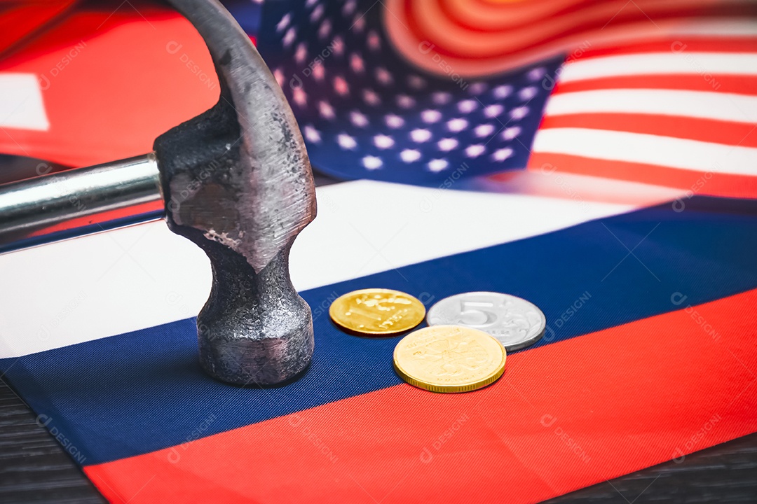 Moedas de rublos russos são esmagadas com um martelo de metal em um pano de fundo