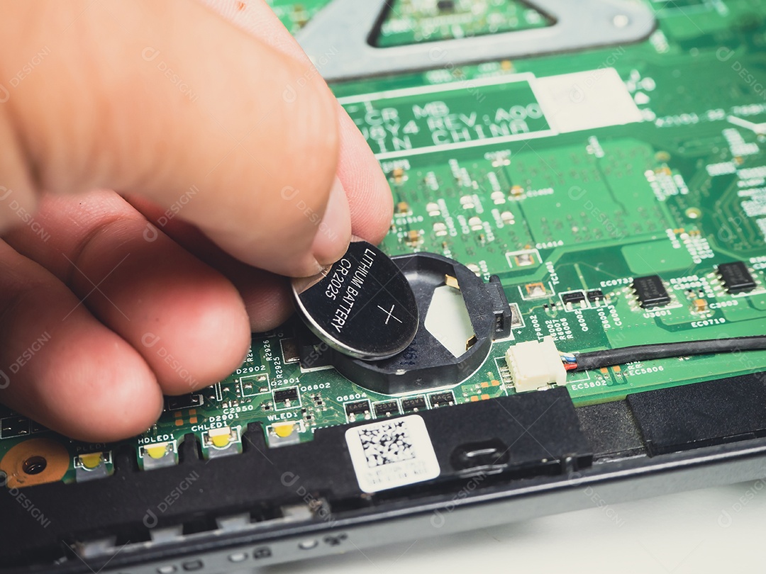 Mecânico de computador insira bateria de lítio