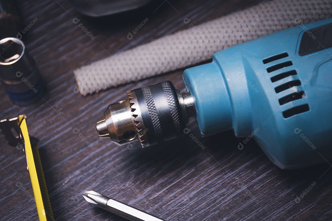 Furadeira elétrica sem broca na mesa de madeira e mecânica
