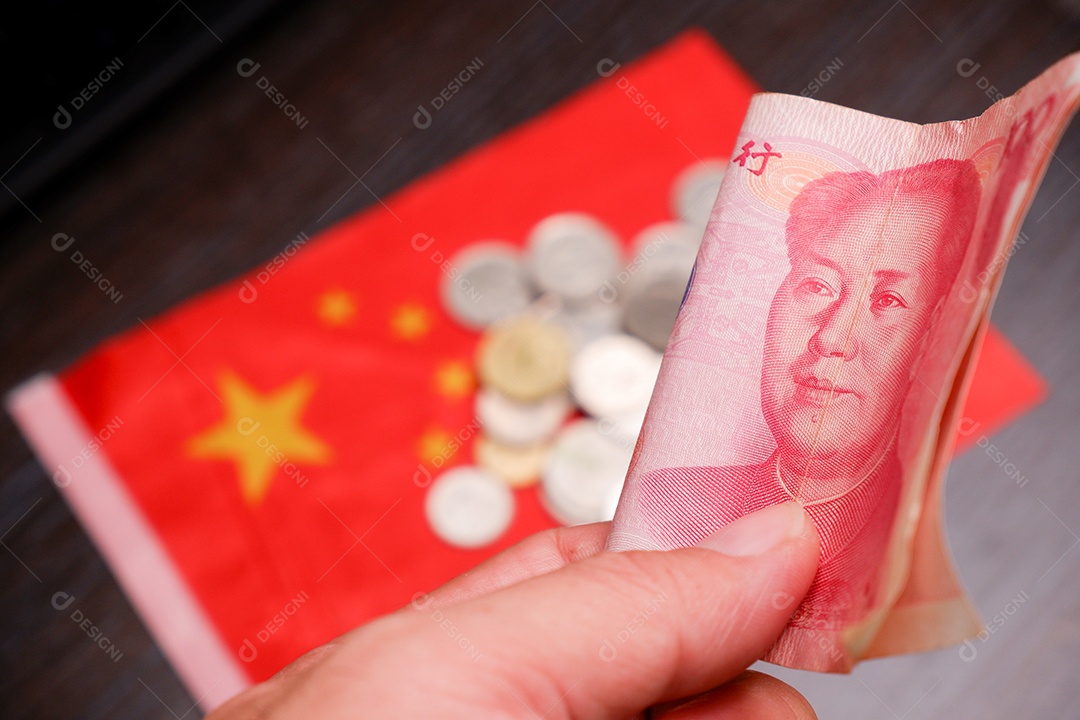 Cédulas de RMB de dinheiro do yuan chinês na mão com moedas