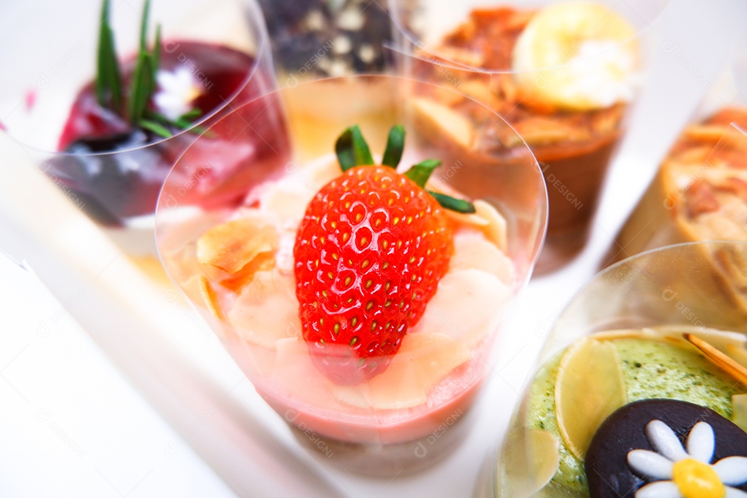 Cheesecake de morango com morangos frescos por cima e diferente